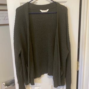 Olive color short cardigan with front pockets